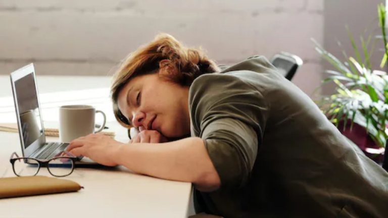 लंच के बाद नींद और सुस्ती से हैं परेशान? कहीं ये किसी बीमारी का लक्षण तो नहीं? जानें क्‍या कहते हैं एक्सपर्ट्स