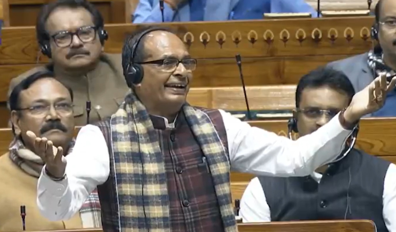 You are currently viewing लोकसभा में भारी हंगामे के बीच VB-G RAM G बिल पास, विपक्ष ने विधेयक की कॉपी फाड़कर फेंकी