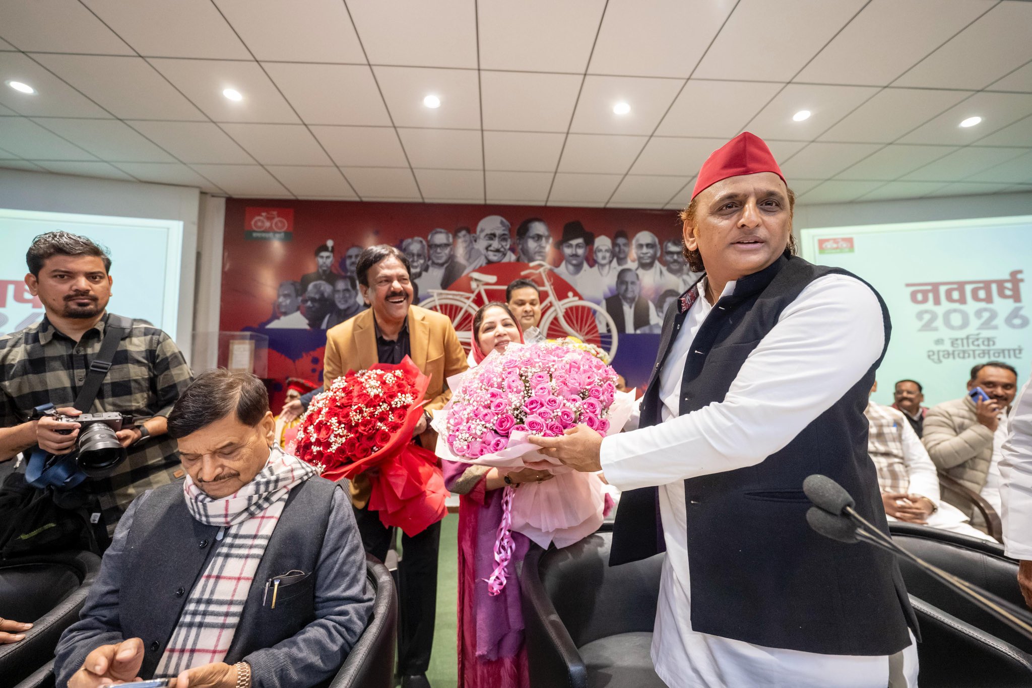 UP में ‘बाटी-चोखा’ पार्टी पर घमासान, अखिलेश ने एक तीर से साधे 2 निशाने, किसके लिए था इशारा?