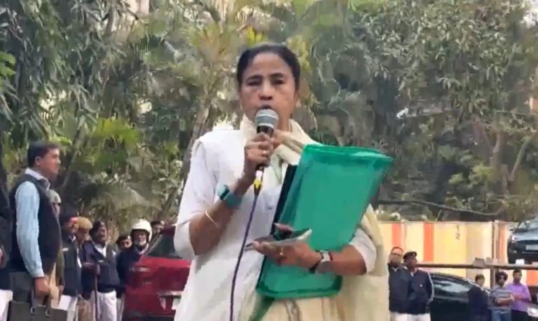 I-PAC के दफ्तर पर ED का छापा, रेड वाली जगह पर पहुंचीं ममता, बोलीं- TMC की हार्ड डिस्क उठा ले गए…