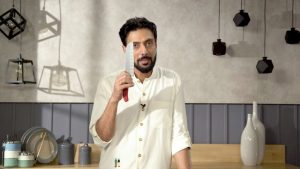 Read more about the article शेफ रणवीर बरार का ‘शाही’ अंदाज, 1.75 लाख के चाकू से काटते हैं सब्जी