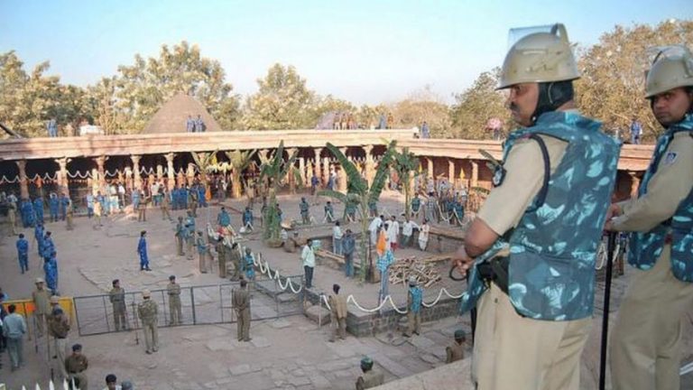 You are currently viewing बसंत पंचमी पर भोजशाला में पूजा-नमाज का टाइमटेबल तय, सुप्रीम कोर्ट का आदेश: सुबह 12 बजे तक पूजा, 1 से 3 बजे नमाज, शाम 4 बजे फिर आराधना!