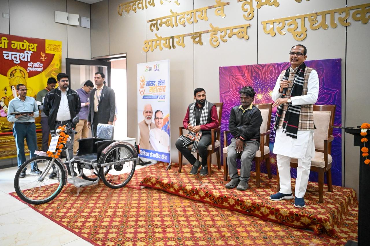 Read more about the article ठेले से शुरू हुई मुलाकात, ट्राईसाइकिल तक पहुंची बात: शिवराज ने निभाया वादा, दिव्यांग पन्नालाल को दिया आत्मनिर्भरता का सहारा