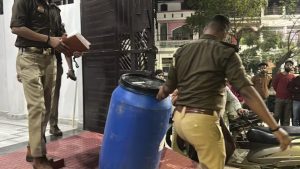 Read more about the article बेटे ने पिता को गोलियों से भूना, फिर शव काटकर ‘नीले ड्रम’ में भर दिया, दिल दहला देगी लखनऊ की ये वारदात