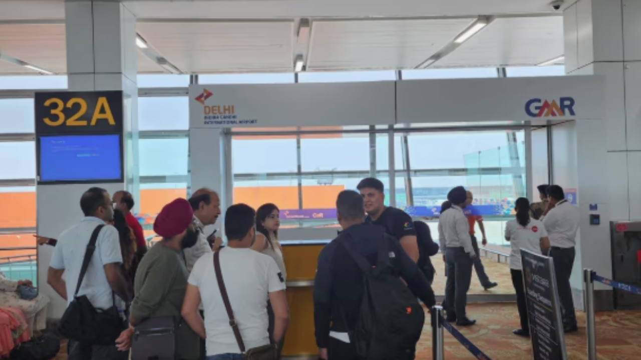 एक बार फिर से थमी उड़ानें, दिल्ली-मुंबई समेत कई शहरों का एयरपोर्ट सिस्टम सर्वर डाउन, यात्रियों को हुई असुविधा