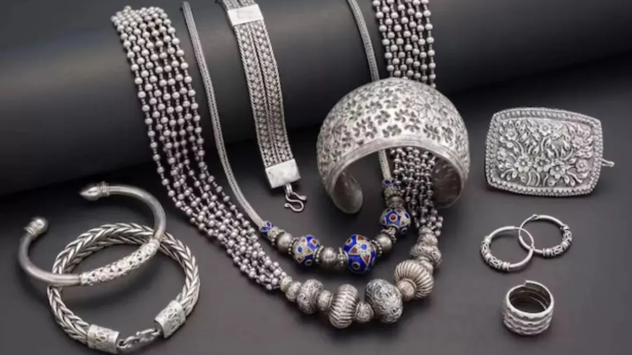 You are currently viewing Silver Rate Today: लगातार तीसरे दिन धड़ाम से गिरी चांदी, एक ही झटके में 16 हजार कम हुई कीमत