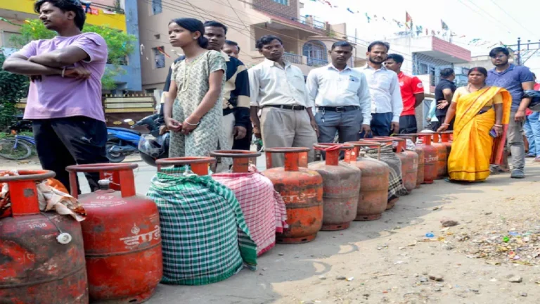 ईरान जंग का असर भारत तक: कई राज्यों में LPG की किल्लत, ब्लैक में बिक रहे सिलेंडर