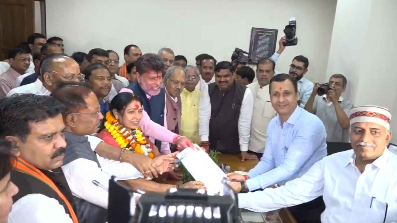 You are currently viewing CG Rajya Sabha Election: राज्यसभा चुनाव के लिए लक्ष्मी वर्मा ने भरा नामांकन, CM विष्णु देव साय कई बड़े नेता रहे मौजूद