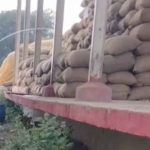 Raipur: आरंग धान खरीदी केंद्र में गड़बड़ी, वजन बढ़ाने धान को पानी से भिगोया, Video वायरल