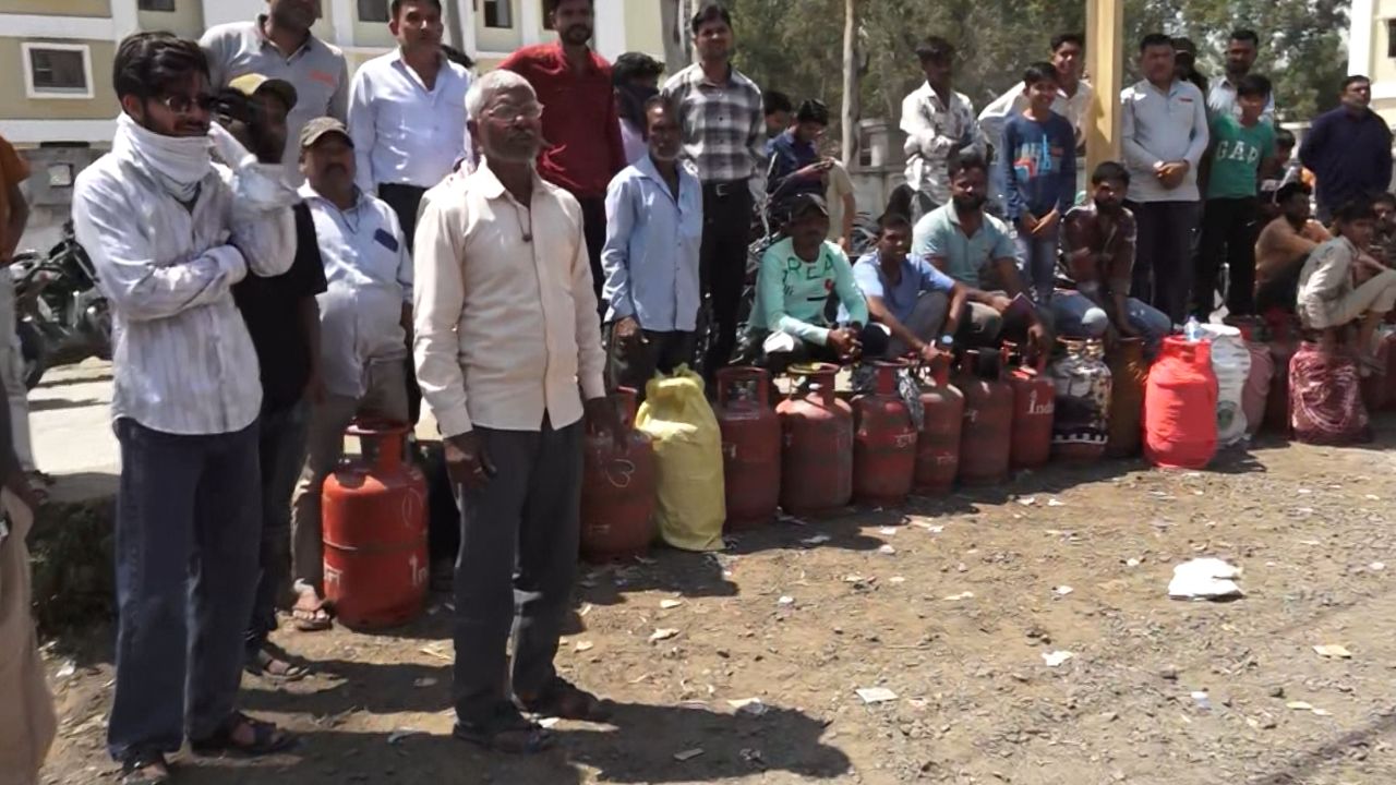 Read more about the article ’12 घंटे खड़े रहने के बाद भी एजेंसी में गैस नहीं मिली’, MP में महिलाएं सुबह से सिलेंडर के लिए लाइनों में लगीं