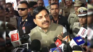 Read more about the article इंदौर अग्निकांड: CM मोहन यादव ने पीड़ित परिवार से की मुलाकात, जांच के दिए संकेत; मृतक के बड़े बेटे बोले- “फायर ब्रिगेड समय पर आती तो जान बच जाती”