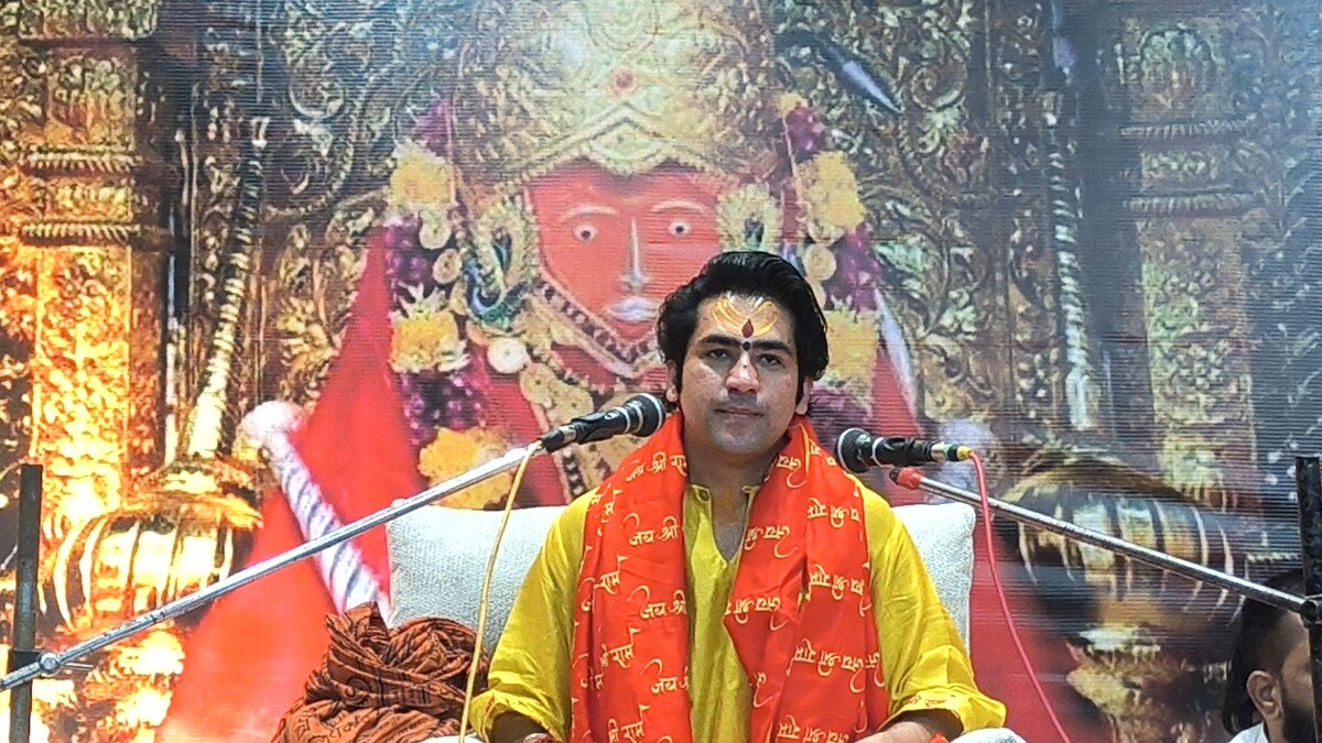 लेंसकार्ट पर भड़के धीरेंद्र शास्त्री: ‘तिलक-सिंदूर से दिक्कत है तो भारत छोड़ो’, बयान के बाद विवाद तेज