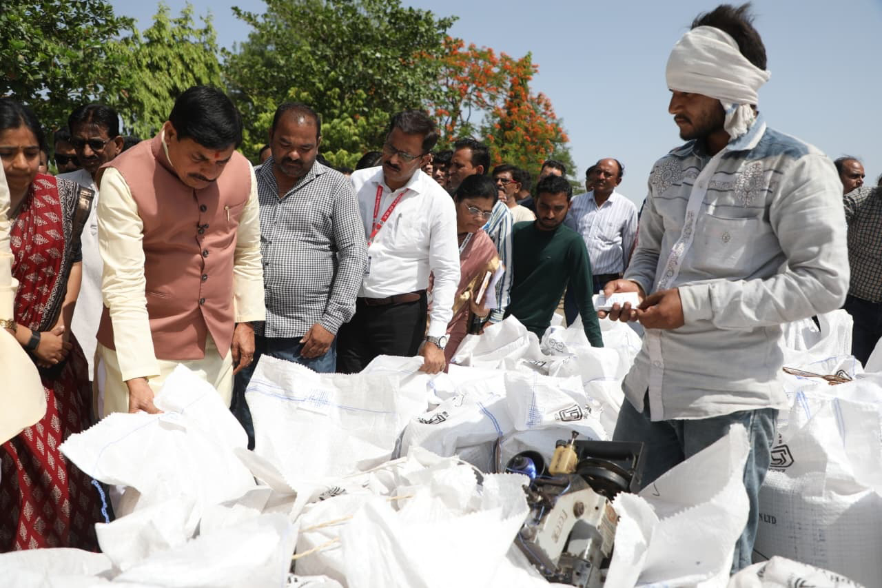 You are currently viewing CM मोहन यादव का औचक निरीक्षण: खरगोन-शाजापुर के उपार्जन केंद्रों पर व्यवस्थाएं जांचीं, बोले—किसानों को नहीं होनी चाहिए कोई परेशानी