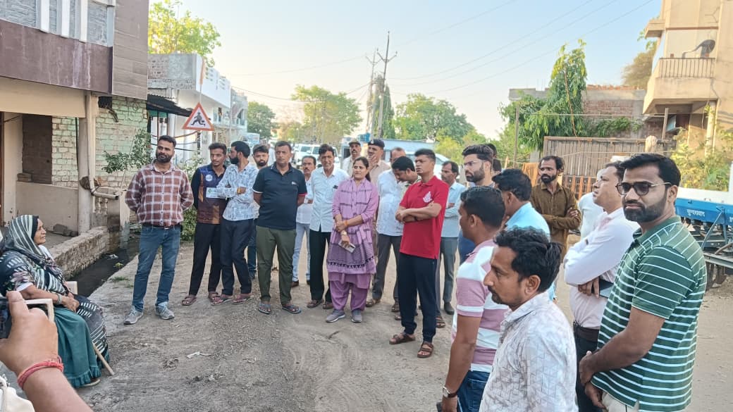 You are currently viewing सुबह की पहली किरण के साथ कलेक्टर श्री सिंह पहुंचे गांव के द्वार—जनसंवाद से बढ़ा विश्वास