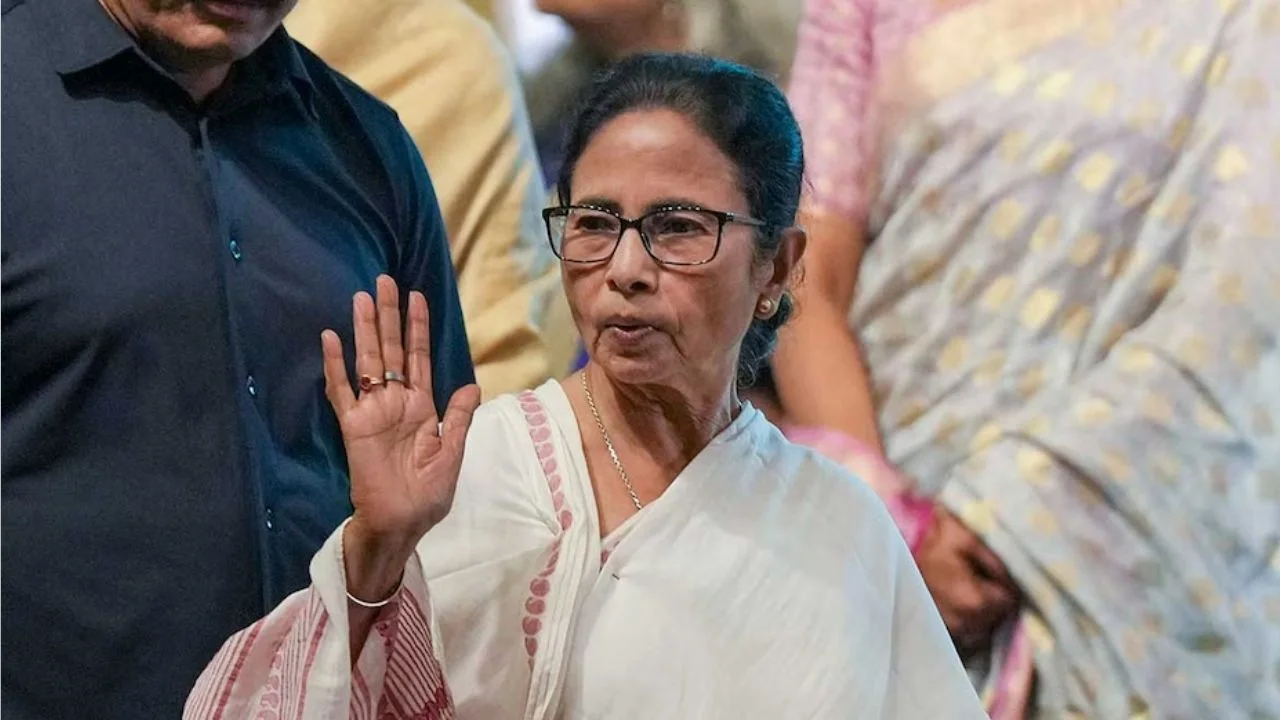You are currently viewing ‘चुनाव आयोग मनमानी कर रहा, अंतिम राउंड के बाद हम ही जीतेंगे,’ मतगणना के बीच ममता बनर्जी का बड़ा बयान