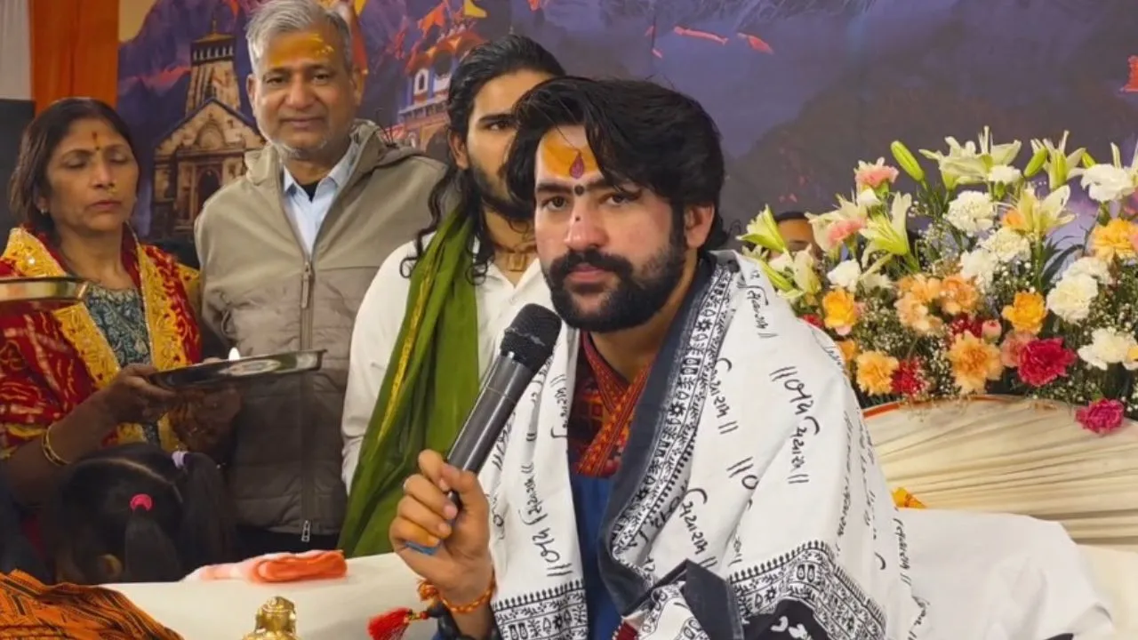 You are currently viewing कर्नाटक में पिछले एक साल से चल रहा राजनीतिक ड्रामा अब खत्म होने की कगार पर है. दिल्‍ली में हुई हाईकमान के साथ बैठक में नए राजनीतिक समीकरण तय किए गए हैं. इसके साथ ही कर्नाटक के मुख्यमंत्री सिद्धारमैया आज यानी कि 28 मई को अपने पद से इस्तीफा दे सकते हैं. उन्‍होंने इस बात का ऐलान अपनी कैबिनेट बैठक में किया है.  कांग्रेस विधायक अशोक पत्तन के मानें तो डीके शिवकुमार को अब कर्नाटक का मुख्यमंत्री बनाया जा सकता है. इसके साथ सरकार के मंत्रिमंडल में भी फेरबदल होने के पूरे आसार हैं.  कर्नाटक कांग्रेस इंचार्ज रणदीप सुरजेवाला भी बेंगलुरु में ही मौजूद हैं. कांग्रेस हाईकमान ने यह फैसला कांग्रेस में बगावत रोकने के लिया है.  डीके शिवकुमार ने भले ही खुलकर कभी बगावत का ऐलान न किया और हमेशा पार्टी के साथ रहने की बात कही हो. लेकिन समय-समय पर उनके विधायक ये मांग करते रहे हैं कि सरकार गठन के समय तय हुई बात के अनुसार डीके शिवकुमार को सीएम बनाया जाना चाहिए. कई बार ऐसे मौके आए जब लगा कि अब डीके कांग्रेस से बगावत कर सकते हैं.  क्‍यों कर्नाटक में बदला जा रहा सीएम साल 2023 में हुए विधानसभा चुनावों में कांग्रेस को जीत मिली थी. उस समय भी सिद्धारमैया और डीके के बीच सीएम पद को लेकर नोकझोंक हुई थी. इसको देखते हुए तब राहुल गांधी ने रोटेशनल सीएम फॉर्मूला तय किया था. उसके अनुसार 2.5 सिद्धारमैया सीएम पद पर रहेंगे और उसके बाद डीके शिवकुमार सीएम पद पर रहेंगे. हालांकि 3 साल सरकार गठन के बाद यह रोटेशन फॉर्मूला लागू नहीं हो पाया. यही वजह है कि लगभग हर महीने कांग्रेस विधायक दिल्ली में इसको लागू कराए जाने को लेकर डेरा डाले रहते थे.  इसके अलावा पार्टी हाईकमान का मानना है कि समय रहते नेतृत्व बदलने से मंत्रियों के खिलाफ पैदा हो रही ‘एंटी-इंकम्बेंसी’ को खत्म किया जा सकता है. मतलब यह कि कांग्रेस अन्‍य राज्‍यों की तरह अब बगावत होने नहीं देना चाहती है. यही वजह है कि इस रोटेशनल सीएम फॉर्मूले को लागू किया जा रहा है.  कई बार दिए बगावत के संकेत कर्नाटक में पिछले एक साल से सीएम पद को लेकर खींचतान जारी है. यह खींचतान 30 जून 2025 को शुरू हुई थी. जब शिवकुमार के गुट वाले विधायकों ने मांग की थी कि अब डीके को सीएम बनाना चाहिए. हालांकि उस समय बातचीत के जरिए मामला शांत करा दिया गया था.  लेकिन यह मामला शांत नहीं हुआ जुलाई आते आते फ‍िर सीएम पद को लेकर चर्चाएं तेज हो गई. इसके बाद सिद्धारमैया और डीके दिल्‍ली पहुंचे. हाईकमान से मुलाकात के बाद बयान जारी कि‍या गया कि सब कुछ ठीक है.  हाईकमान की कोशिश रही कि जैसा चल रहा है वैसा ही चलता रहे. लेकिन ऐसा नहीं हो पाया. नवंबर में ढाई साल पूरे होने के बाद विधायकों ने दिल्ली कूच करना शुरू कर द‍िया और इस मांग को तेज कर दिया कि रोटेशन फार्मूला लागू किया जाए.  हालांकि इन सब के दौरान शिवकुमार सब कुछ ठीक होने और समय का इंतजार करने की बात कहते नजर आए. 26 मई को दिल्ली में हुई हाईकमान की बैठक में तय किया गया कि सिद्धारमैया अपने पद से इस्तीफा देंगे. बैठक के बाद पीसी में ही श‍िवकुमार की मुस्कान ने बता द‍िया था कि अब उनका इंतजार खत्म होने वाला है. ठीक वैसा ही एक दिन बाद ही सिद्धारमैया ने इस्तीफे का ऐलान कर दिया.
