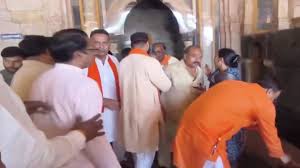 You are currently viewing हाईकोर्ट के फैसले के बाद भोजशाला में गूंजा हनुमान चालीसा पाठ, श्रद्धालुओं ने की पूजा-अर्चना