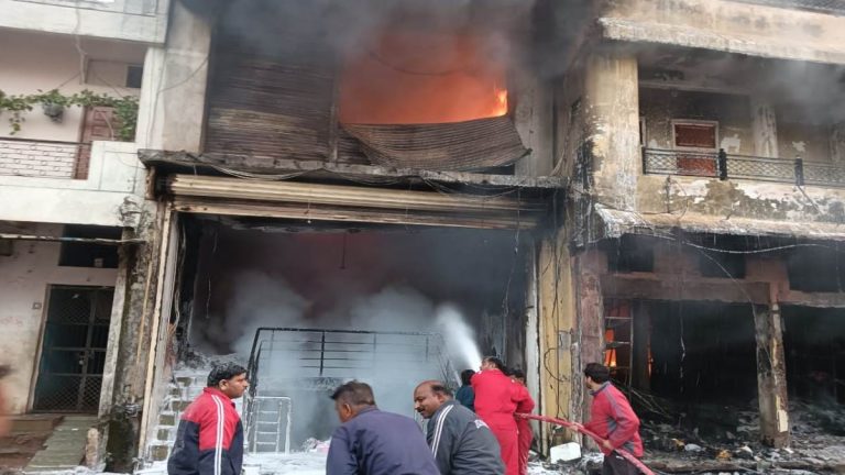 गुना के औद्योगिक क्षेत्र में पाइप फैक्ट्री में भीषण आग: धुएं के गुबार से मचा हड़कंप, कई दमकल वाहन मौके पर