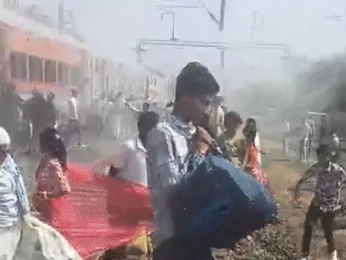 You are currently viewing रणथंभौर एक्सप्रेस के कोच से उठा धुआं, मची अफरा-तफरी: रतलाम में यात्रियों को ट्रेन से उतारा, कुछ देर रेल यातायात प्रभावित