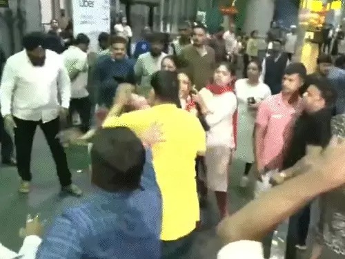 You are currently viewing कोलकाता एयरपोर्ट पर TMC-BJP समर्थकों में टकराव, अभिषेक बनर्जी की वापसी से पहले बढ़ा विवाद; पार्टी के कई बैंक खाते फ्रीज