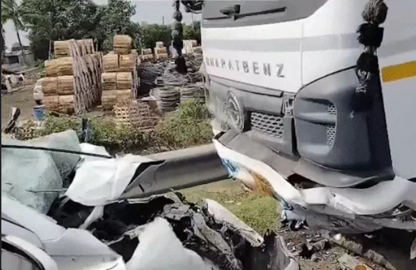 You are currently viewing जूनागढ़ में दर्दनाक सड़क हादसा: खड़े ट्रक से कार टकराई, एक ही परिवार के 4 लोगों की मौत, 4 घायल