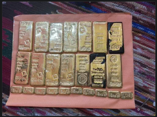 You are currently viewing बीरभूम में 49 करोड़ की बरामदगी: पूर्व बस चालक के घर से ₹28 करोड़ नकद और 15 किलो सोना जब्त, अवैध नेटवर्क की जांच तेज