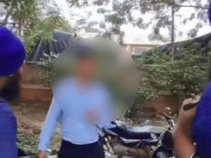 Read more about the article बठिंडा में युवक से माफी मंगवाकर की गई मारपीट: निहंगों का VIDEO वायरल, पुलिस जांच का इंतजार