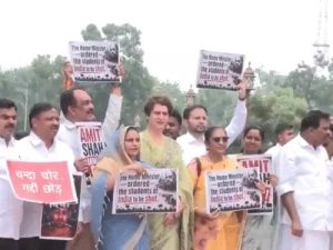 Read more about the article राम मंदिर चढ़ावा विवाद और छात्र प्रदर्शन पर संसद में टकराव: विपक्ष का मकर द्वार पर जोरदार प्रदर्शन, लोकसभा में हंगामे के बाद कार्यवाही 2 बजे तक स्थगित