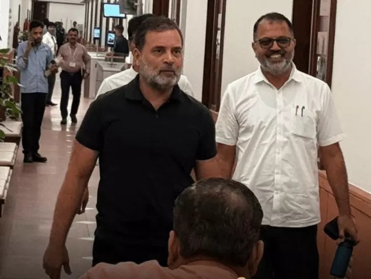 You are currently viewing NEET पेपर लीक पर कांग्रेस का संसद में काला विरोध, राहुल-प्रियंका समेत विपक्ष ने सरकार से तत्काल चर्चा और जवाब की मांग की