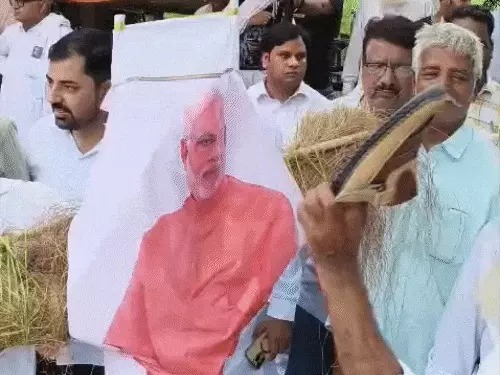 You are currently viewing NEET पेपर लीक के विरोध में देशभर में उग्र प्रदर्शन, पटना में कांग्रेस-बीजेपी समर्थकों के बीच झड़प, कई राज्यों में पुलिस कार्रवाई