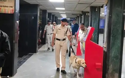 मुंबई के कल्याण और मुंब्रा रेलवे स्टेशनों को बम से उड़ाने की धमकी, सुरक्षा एजेंसियों ने चलाया सर्च ऑपरेशन
