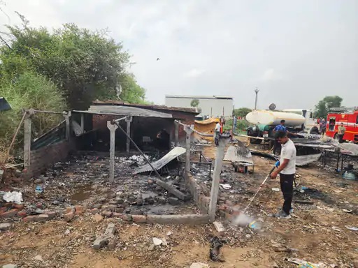अहमदाबाद की पटाखा फैक्ट्री में भीषण विस्फोट के बाद आग, 8 कर्मचारियों की मौत, 10 घायल