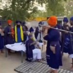 पंजाब में निहंग जसदीप सिंह की पिटाई का VIDEO वायरल: बुड्ढा दल ने धार्मिक सजा का दावा किया, डंडों से पीटते हुए लगवाया ‘वाहेगुरु’ का जयकारा
