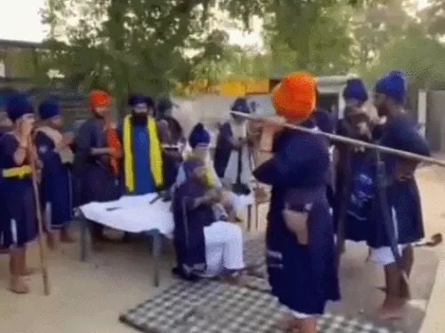 पंजाब में निहंग जसदीप सिंह की पिटाई का VIDEO वायरल: बुड्ढा दल ने धार्मिक सजा का दावा किया, डंडों से पीटते हुए लगवाया ‘वाहेगुरु’ का जयकारा