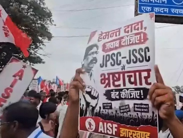 You are currently viewing परीक्षा पारदर्शिता की मांग को लेकर छात्रों का प्रदर्शन तेज, विधानसभा मार्च के दौरान बवाल