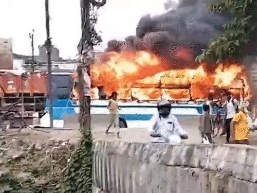 You are currently viewing युवक की मौत से भड़का आक्रोश, वाहनों में लगाई आग, ट्रैफिक चौकी भी फूंकी