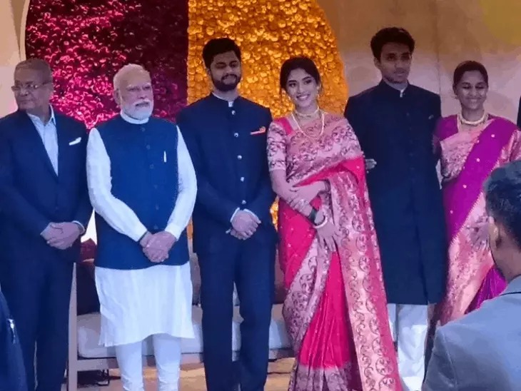 सुप्रिया सुले की बेटी के रिसेप्शन में एक मंच पर दिखे सत्ता और विपक्ष के दिग्गज नेता