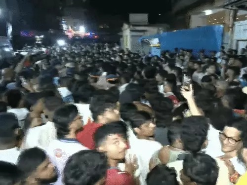 You are currently viewing मुंबई में गणेश प्रतिमा की यात्रा के दौरान विवाद, अंडा फेंकने के आरोप के बाद दो पक्षों में झड़प