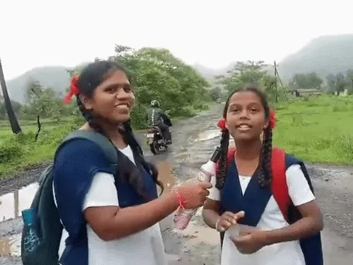 Read more about the article छाते को माइक बनाकर छात्राओं ने दिखाई बदहाल सड़क, वीडियो वायरल होते ही भरवाए गए गड्ढे