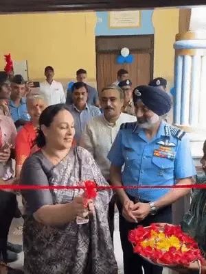 You are currently viewing गोरखपुर के माथाबारी गांव पहुंचे एयर चीफ मार्शल, बच्चों ने किया ‘ऑपरेशन सिंदूर’ का मंचन