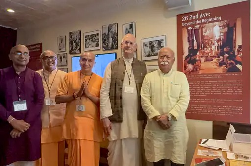 You are currently viewing न्यूयॉर्क के इस्कॉन मंदिर पहुंचे मोहन भागवत, बोले- कृष्ण चेतना से दुनिया में आ सकती है शांति